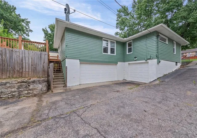 Photo 3 of Sale Pending at 4504 Wood Ave, Kansas City, KS 66102 | MLS# 2633342 | Listing updated on 2026-09-29