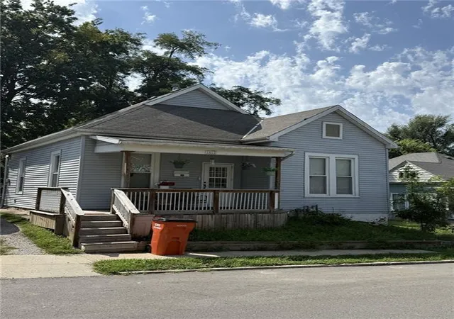 1st image of 1412 N 10th St, St Joseph, MO 64501 | MLS# 2633350
