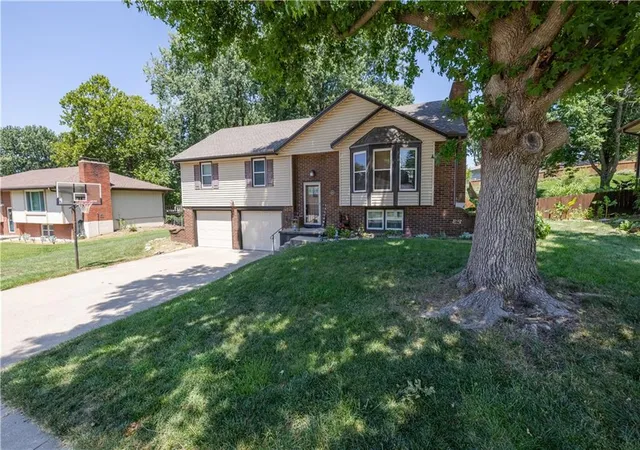 Photo 3 of Sale Pending at 3909 W Haverill Dr, Saint Joseph, MO 64506 | MLS# 2633364 | Listing updated on 2026-08-06
