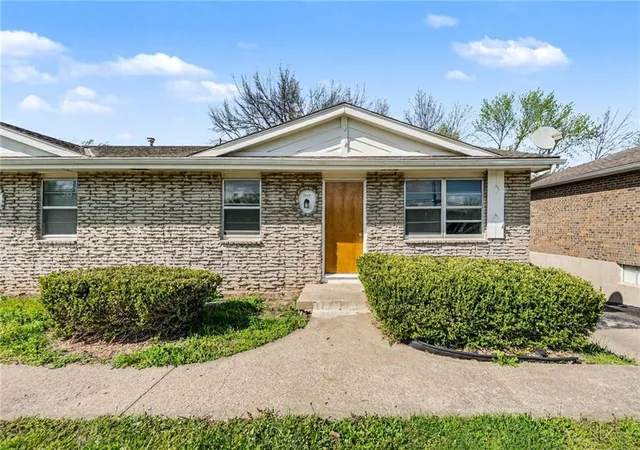 3rd image of 3522 Ne 72Nd St, Gladstone, MO 64119 | MLS# 2633394
