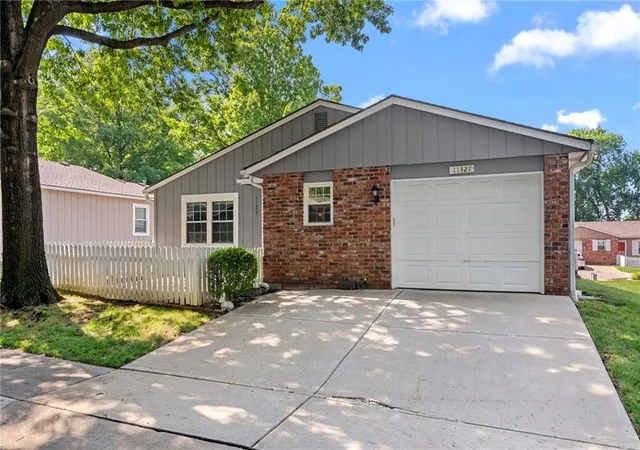 2nd image of 11327 W 77th Ter, Overland Park, KS 66214 | MLS# 2633396