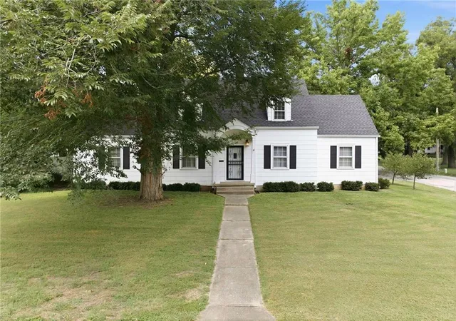 1st image of 1204 E Walnut St, Harrisonville, MO 64701 | MLS# 2633400