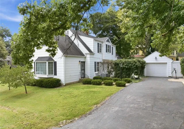 2nd image of 1204 E Walnut St, Harrisonville, MO 64701 | MLS# 2633400