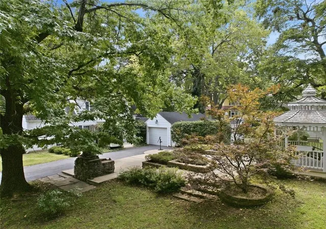 Photo 3 of Sale Pending at 1204 E Walnut St, Harrisonville, MO 64701 | MLS# 2633400 | Listing updated on 2026-09-05