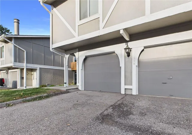 2nd image of 8839 Carriage Dr, Lenexa, KS 66215 | MLS# 2633406