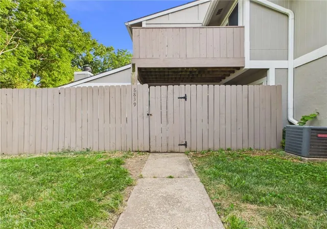 3rd image of 8839 Carriage Dr, Lenexa, KS 66215 | MLS# 2633406