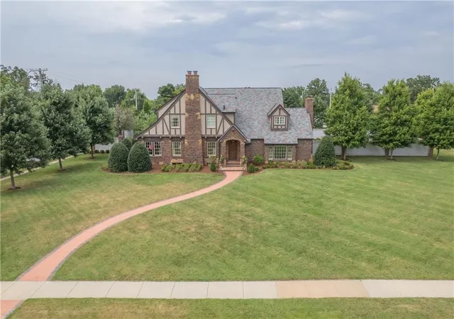 2nd image of 608 E 8Th St, Baxter Springs, KS 66713 | MLS# 2633422