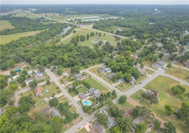 71st image of 608 E 8th St, Baxter Springs, KS 66713 | MLS# 2633422