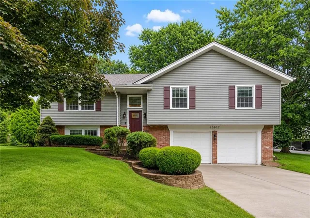 1st image of 10027 Noland Rd, Lenexa, KS 66215 | MLS# 2633423