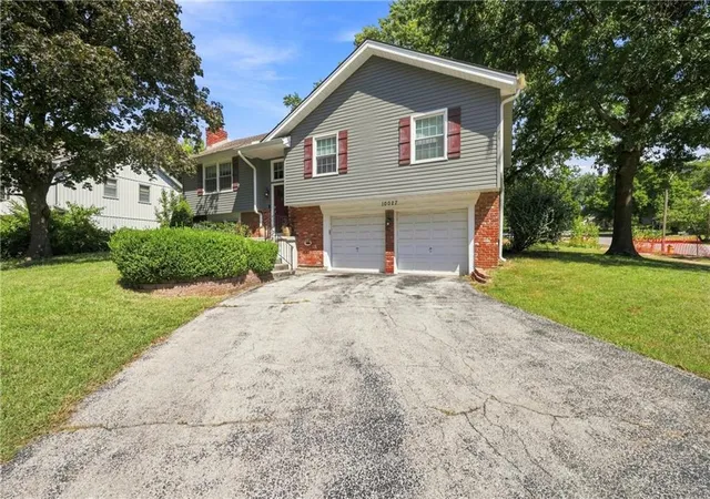 3rd image of 10027 Noland Rd, Lenexa, KS 66215 | MLS# 2633423