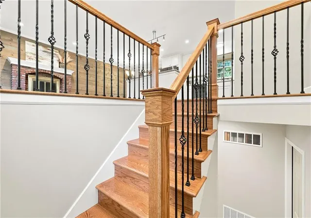 4th image of 10027 Noland Rd, Lenexa, KS 66215 | MLS# 2633423