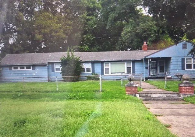 Single family home for sale at 5801 Blue Hills Rd S, Kansas City, MO 64110 | MLS# 2633427