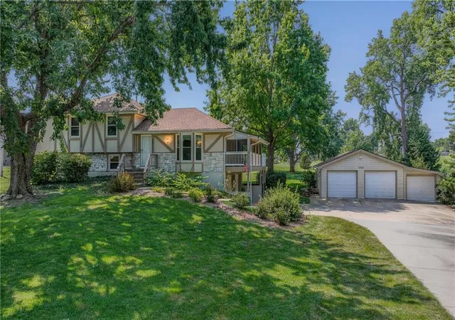 1st image of 15121 Briarwood Dr, Basehor, KS 66007 | MLS# 2633442