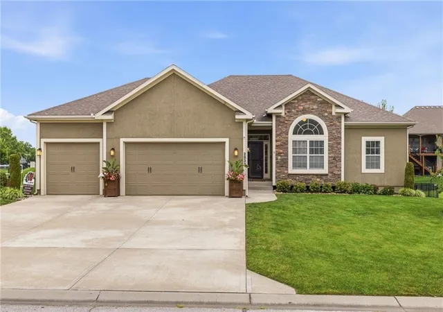 Photo 1 of Sale Pending at 2833 Ne Parkview Ln, Lees Summit, MO 64086 | MLS# 2633443 | Listing updated on 2026-09-07