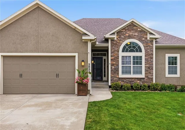 Photo 2 of Sale Pending at 2833 Ne Parkview Ln, Lees Summit, MO 64086 | MLS# 2633443 | Listing updated on 2026-09-07