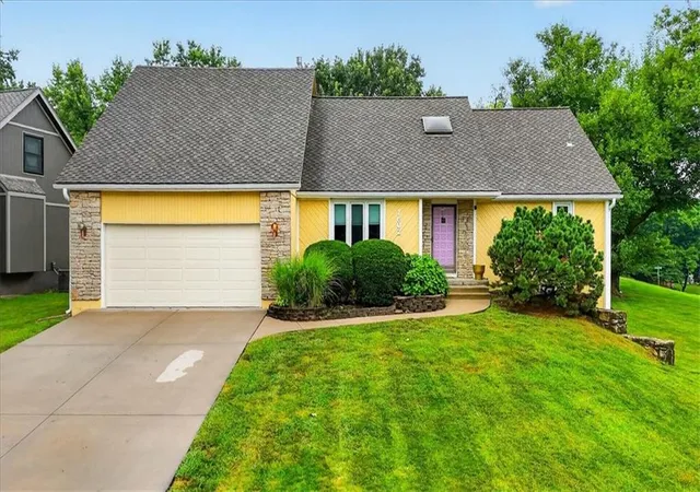 1st image of 7602 Parkhill St, Shawnee, KS 66216 | MLS# 2633444