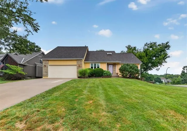 2nd image of 7602 Parkhill St, Shawnee, KS 66216 | MLS# 2633444