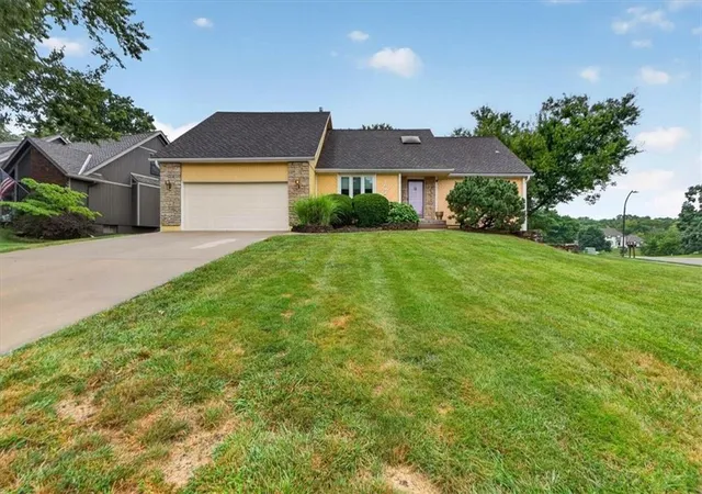 image of 7602 Parkhill St, Shawnee, KS 66216 | MLS# 2633444