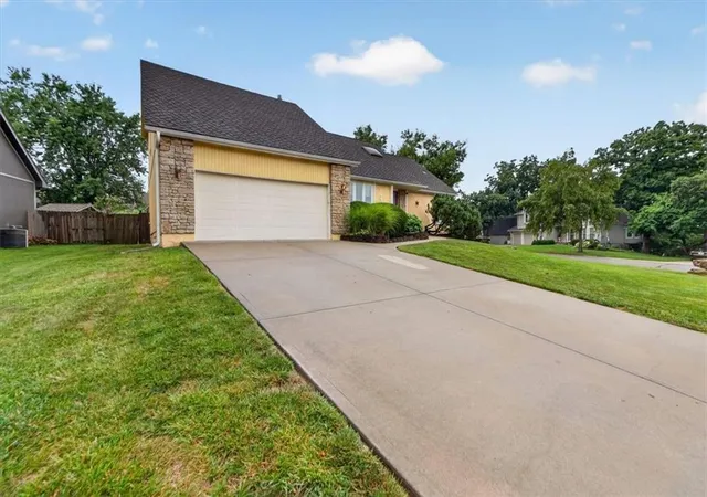 image of 7602 Parkhill St, Shawnee, KS 66216 | MLS# 2633444