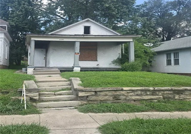 Single family home for sale at 2007 Jones St, Saint Joseph, MO 64501 | MLS# 2633446