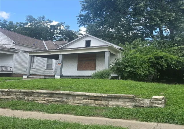 Photo 2 of Single family home for sale at 2007 Jones St, Saint Joseph, MO 64501 | MLS# 2633446 | Listing updated on 2026-07-25