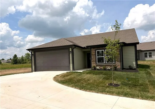 Photo 1 of Sale Pending at 1311 N White Oaks Ln, Oak Grove, MO 64075 | MLS# 2633449 | Listing updated on 2026-07-27