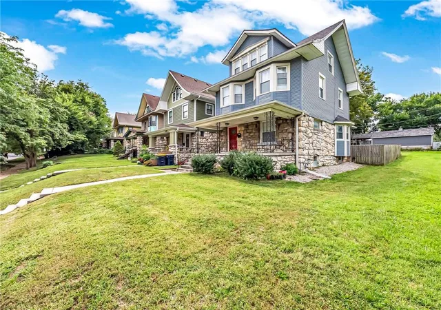 Photo 3 of Single family home for sale at 2606 Campbell St, Kansas City, MO 64108 | MLS# 2633470 | Listing updated on 2026-08-31