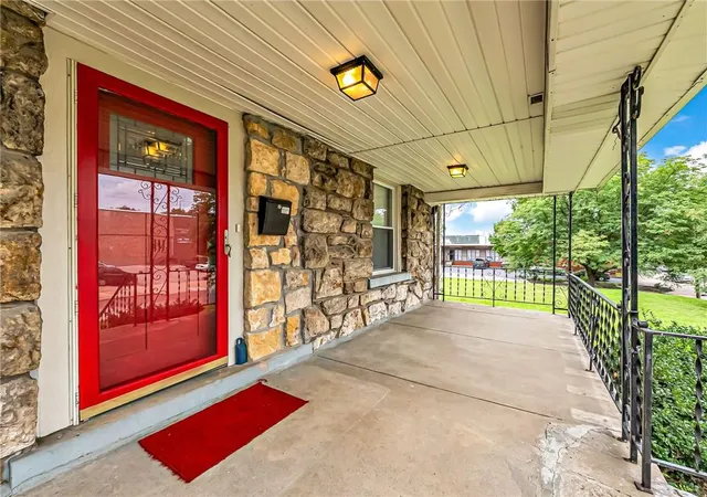 Photo 3 of Single family home for sale at 2606 Campbell St, Kansas City, MO 64108 | MLS# 2633470 | Listing updated on 2026-08-31