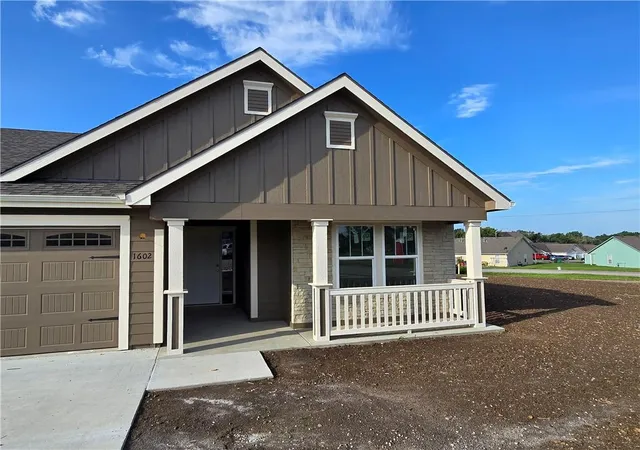 2nd image of 1602 Bluestem Dr, Ottawa, KS 66067 | MLS# 2633472