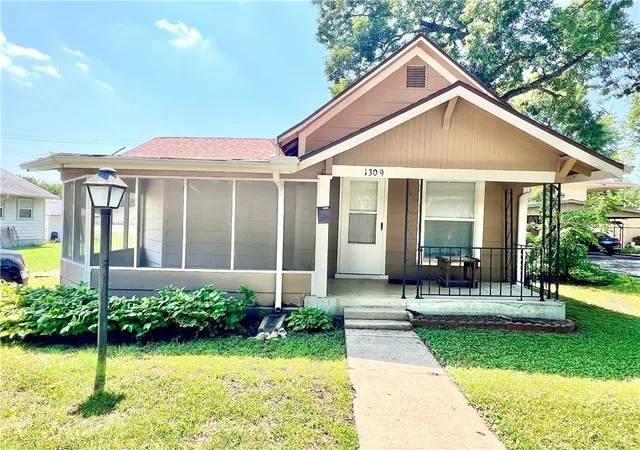 1st image of 1309 Irving St, Independence, KS 67301 | MLS# 2633479