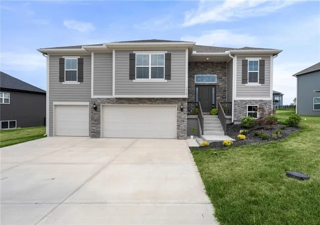 Photo 1 of Sale Pending at 1218 Ne 122nd Street, Kansas City, MO 64165 | MLS# 2633509 | Listing updated on 2026-08-16