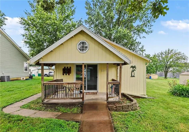 2nd image of 505 W Shawnee St, Paola, KS 66071 | MLS# 2633526