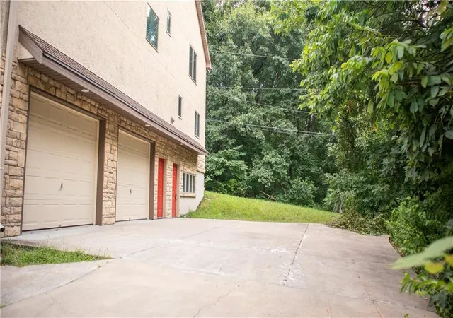 Photo 3 of Single family home for sale at 7307 Oliver Cir, Kansas City, KS 66106 | MLS# 2633529 | Listing updated on 2026-09-06