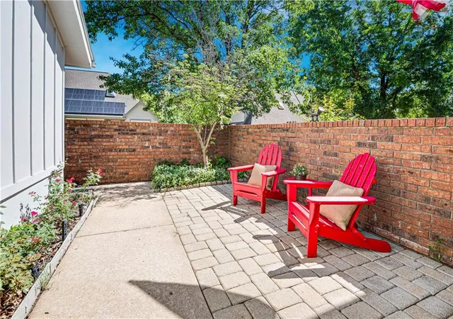 Photo 4 of Sale Pending at 48 Woodbridge Ln, Kansas City, MO 64145 | MLS# 2633532 | Listing updated on 2026-10-16