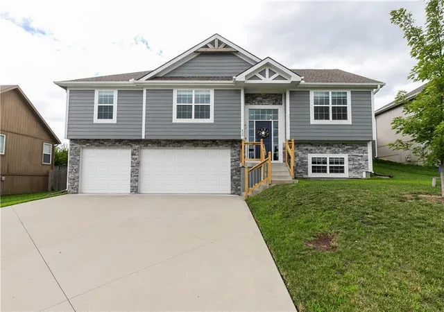 Photo 1 of Single family home for sale at 425 Spring Branch Dr, Raymore, MO 64083 | MLS# 2633535 | Listing updated on 2026-10-07