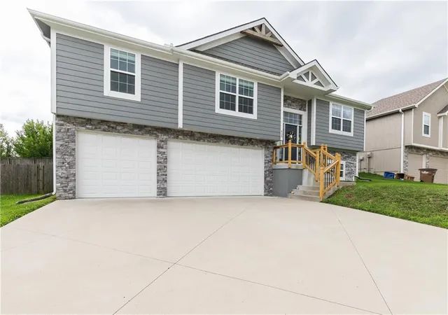 Photo 2 of Single family home for sale at 425 Spring Branch Dr, Raymore, MO 64083 | MLS# 2633535 | Listing updated on 2026-10-07