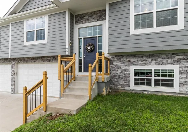 Photo 3 of Single family home for sale at 425 Spring Branch Dr, Raymore, MO 64083 | MLS# 2633535 | Listing updated on 2026-10-07
