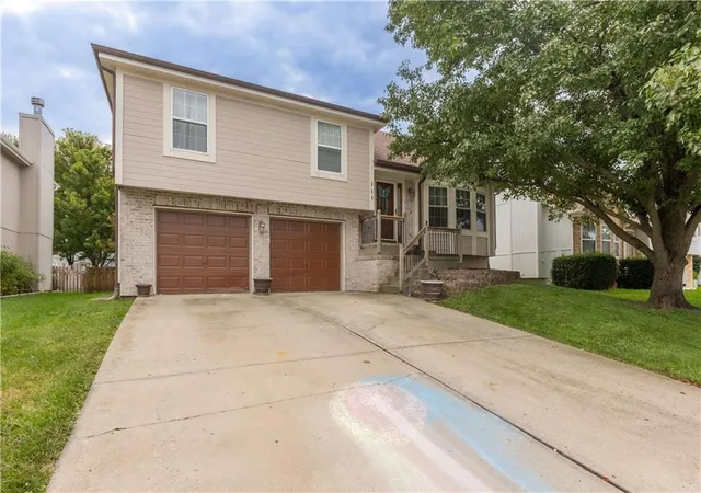 Photo 2 of Single family home for sale at 111 Nw 114th Terrace, Kansas City, MO 64155 | MLS# 2633539 | Listing updated on 2026-08-24