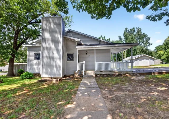 1st image of 528 W Ashland St, Nevada, MO 64772 | MLS# 2633548