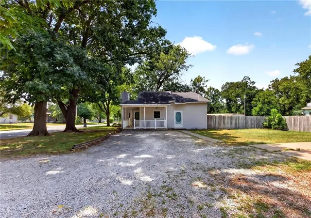 3rd image of 528 W Ashland St, Nevada, MO 64772 | MLS# 2633548