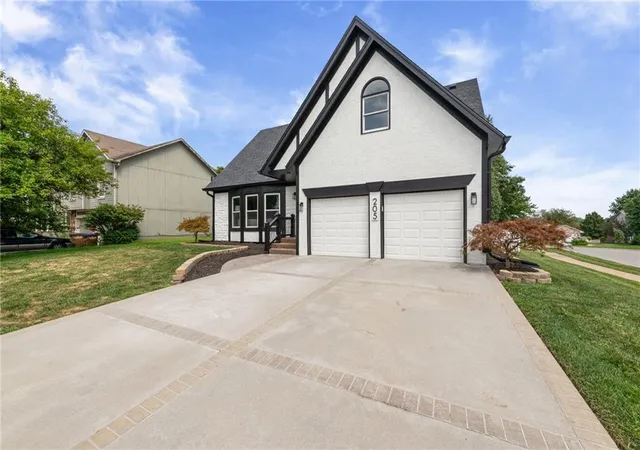 2nd image of 205 Johnston Pkwy, Raymore, MO 64083 | MLS# 2633558