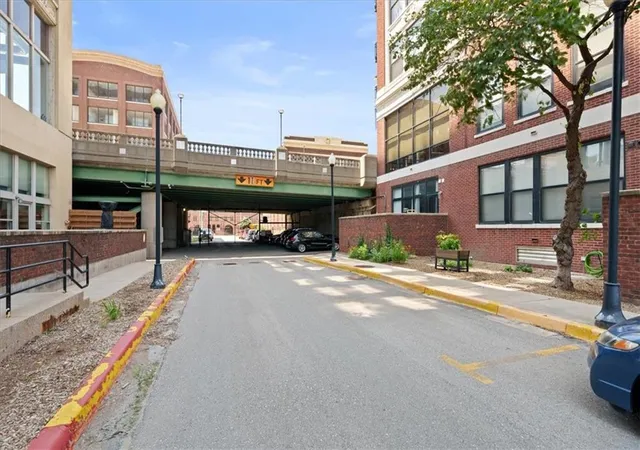 2nd image of 2107 Grand Blvd, Kansas City, MO 64108