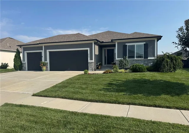 Photo 1 of Single family home for sale at 213 Sw Davenport Dr, Blue Springs, MO 64014 | MLS# 2633563 | Listing updated on 2026-09-19
