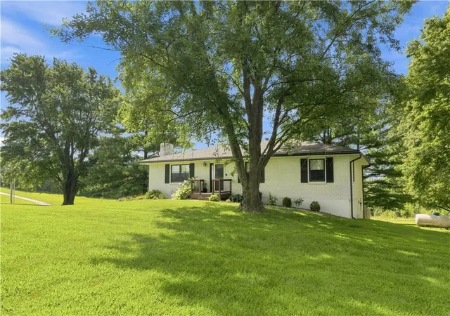 2nd image of 18043 150th St, Basehor, KS 66007 | MLS# 2633572