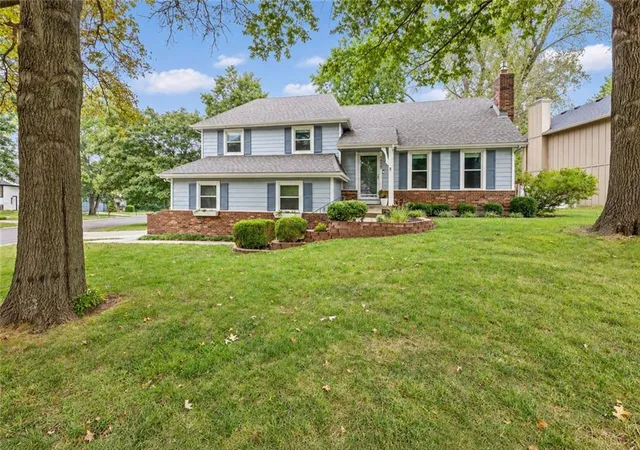 Photo 1 of Sale Pending at 14022 S Cottonwood Dr, Olathe, KS 66062 | MLS# 2633575 | Listing updated on 2026-09-26