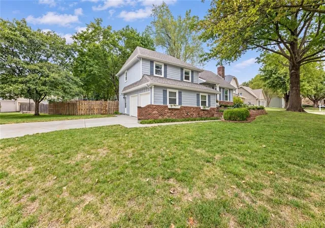 Photo 3 of Sale Pending at 14022 S Cottonwood Dr, Olathe, KS 66062 | MLS# 2633575 | Listing updated on 2026-09-26