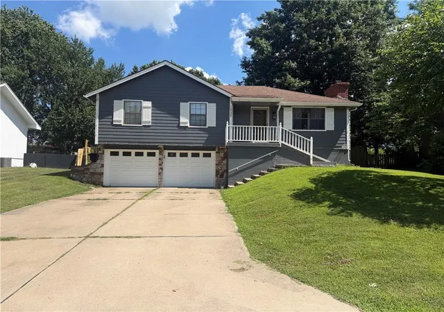 Photo 3 of Single family home for sale at 1933 Ne Peters Dr, Lee's Summit, MO 64063 | MLS# 2633582 | Listing updated on 2026-09-02