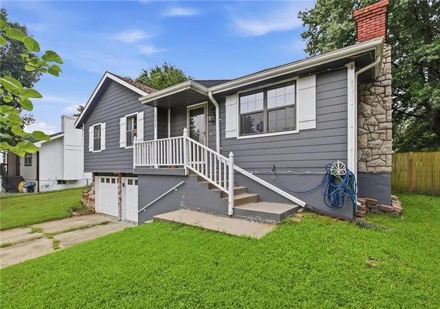 Photo 3 of Single family home for sale at 1933 NE Peters Dr, Lee's Summit, MO 64063 | MLS# 2633582 | Listing updated on 2026-09-02
