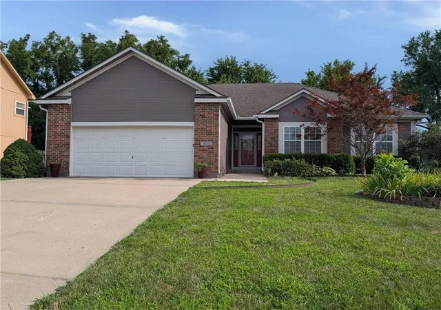 Photo 1 of Sale Pending at 1645 Se Dalton Dr, Lees Summit, MO 64081 | MLS# 2633584 | Listing updated on 2026-08-14