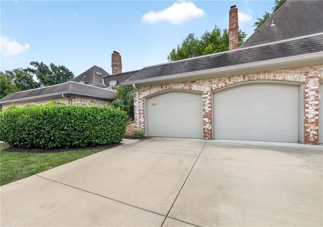 1st image of 7621 W 102nd St, Overland Park, KS 66212 | MLS# 2633585
